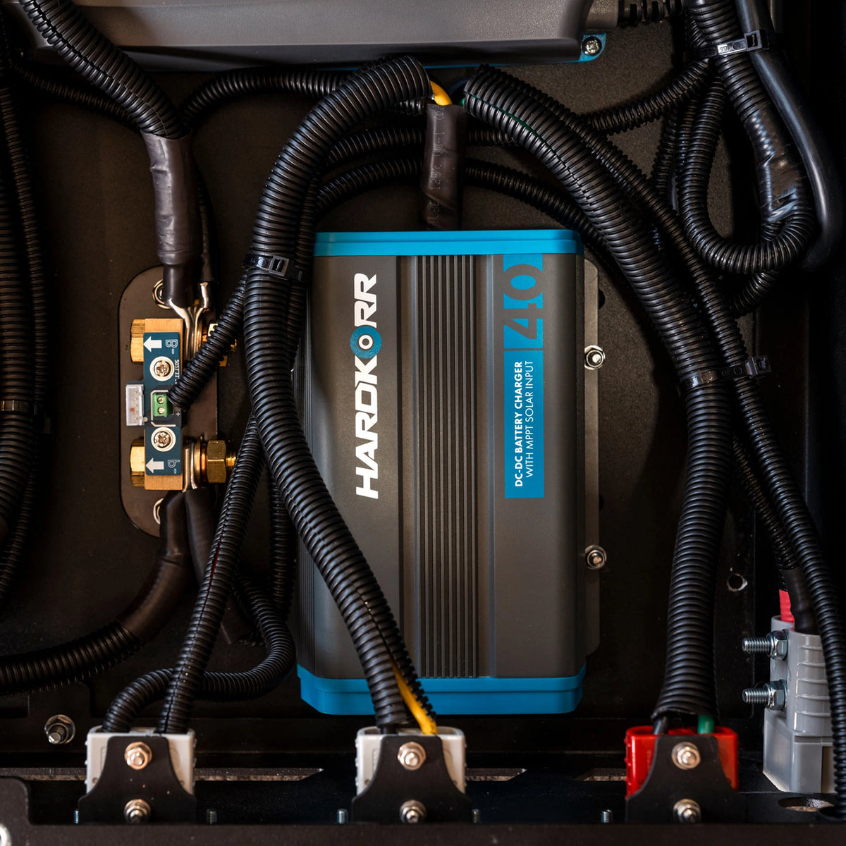 hardkorr-40a-under-bonnet-dcdc-charger-w-mppt-solar-regulator-in-car